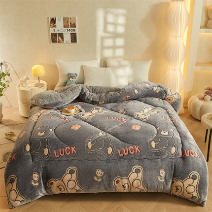 91家纺网 家纺一手货源 找家纺 爱微坊2023新款180克高克重雪花绒羊羔绒双面绒冬被子被芯 幸运熊