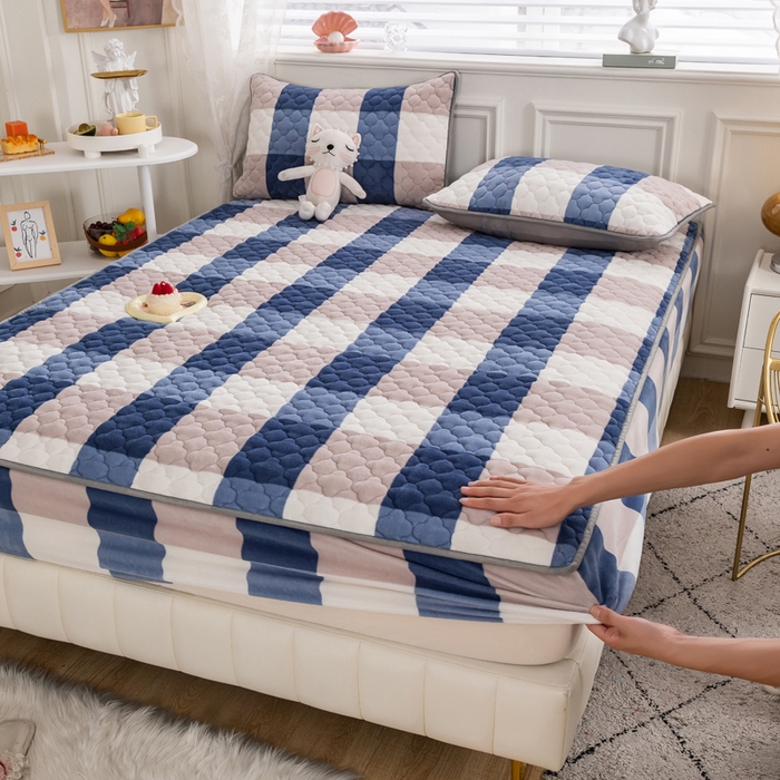 91家纺网 家纺一手货源 找家纺 卡伦家纺  2025新款A类牛奶绒大豆纤维抗菌夹棉床笠 蓝大格