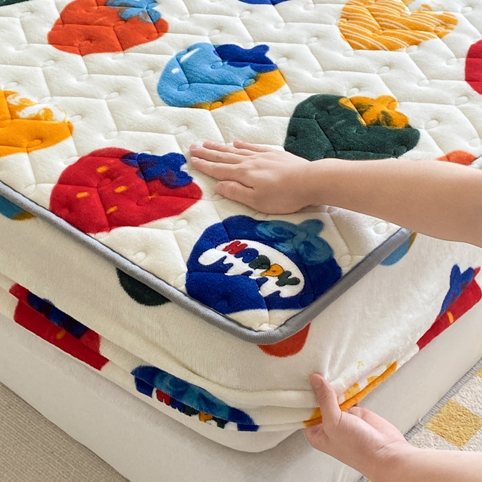 91家纺网 家纺一手货源 找家纺 卡伦家纺  2025新款A类牛奶绒大豆纤维抗菌夹棉床笠 草莓之恋