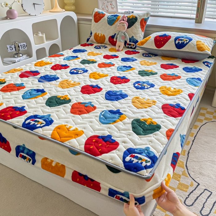 91家纺网 家纺一手货源 找家纺 卡伦家纺  2025新款A类牛奶绒大豆纤维抗菌夹棉床笠 草莓之恋