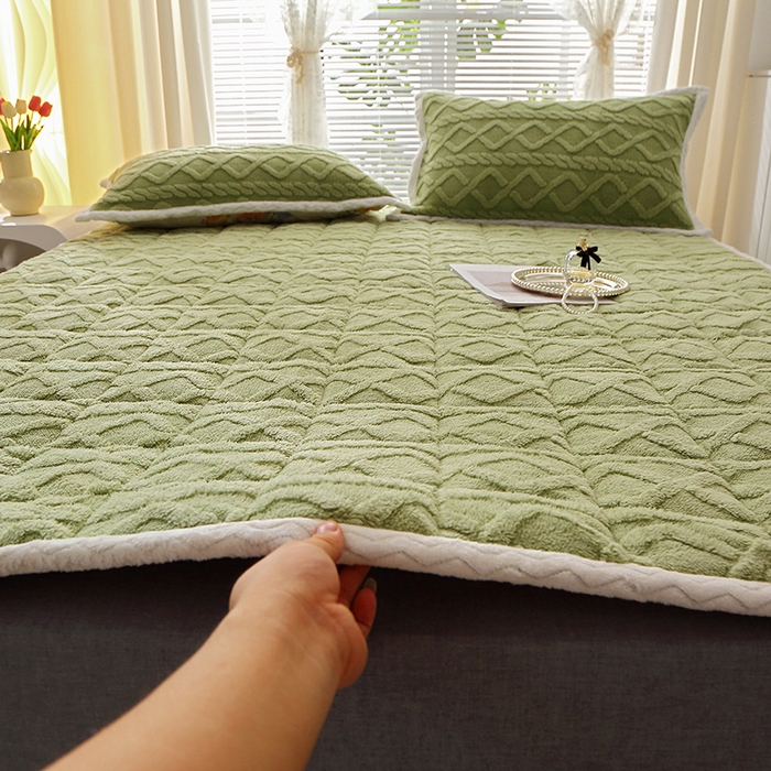 91家纺网 家纺一手货源 找家纺 牛魔王家居 2023新款塔芙绒床垫软床垫可机洗薄垫 绿色