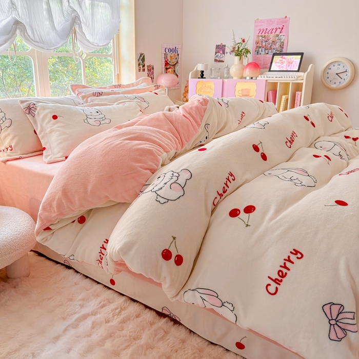 91家纺网 家纺一手货源 找家纺 呗旺鹿 2023新款高克重加厚印花牛奶绒四件套直播 樱桃兔