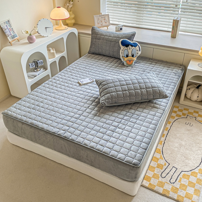 91家纺网 家纺一手货源 找家纺 卡伦家纺  2025新款A类牛奶绒大豆纤维抗菌夹棉床笠 高级灰