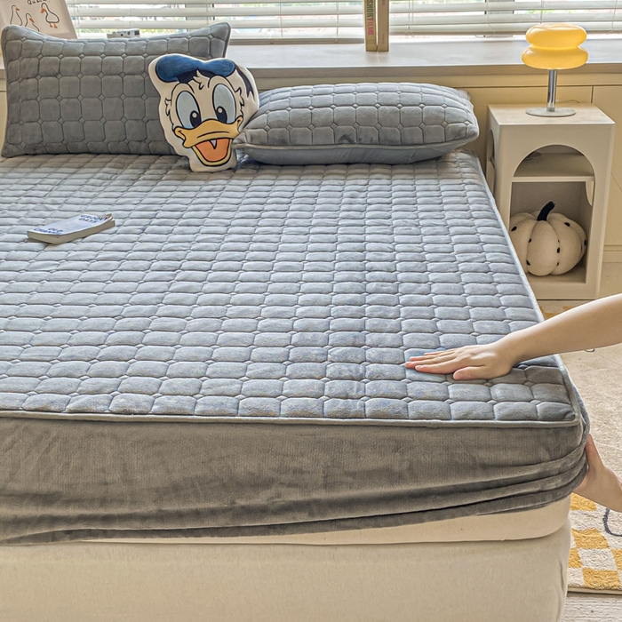 91家纺网 家纺一手货源 找家纺 卡伦家纺  2025新款A类牛奶绒大豆纤维抗菌夹棉床笠 高级灰