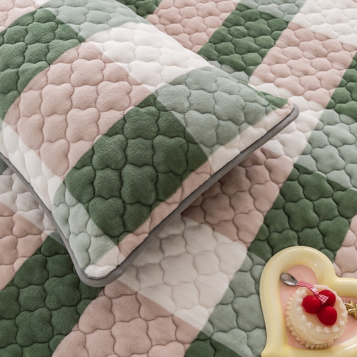 91家纺网 家纺一手货源 找家纺 卡伦家纺  2025新款A类牛奶绒大豆纤维抗菌夹棉床笠 绿大格