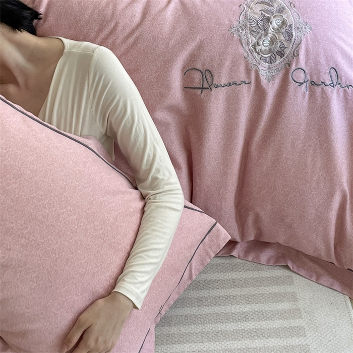 91家纺网 家纺一手货源 找家纺 艾莱家纺 2023新款A类新疆长绒棉加厚柔顺磨毛四件套 维特利-粉色