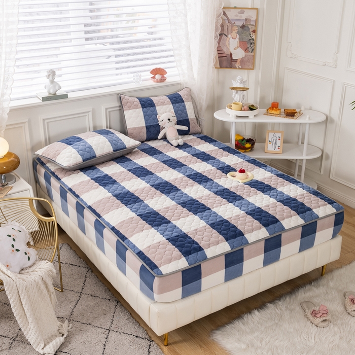 91家纺网 家纺一手货源 找家纺 卡伦家纺  2025新款A类牛奶绒大豆纤维抗菌夹棉床笠 蓝大格