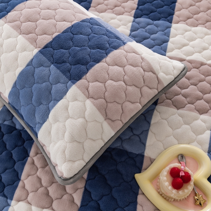 91家纺网 家纺一手货源 找家纺 卡伦家纺  2025新款A类牛奶绒大豆纤维抗菌夹棉床笠 蓝大格