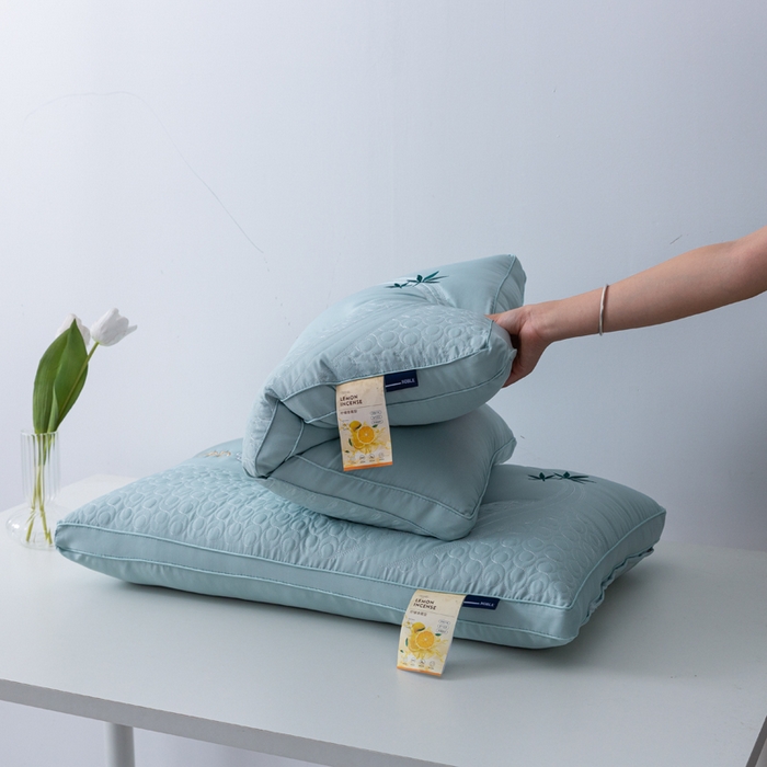 91家纺网 家纺一手货源 找家纺 拾光枕芯 2023新款CBD水光柠檬护颈枕枕头枕芯 蓝色46✖71cm/只