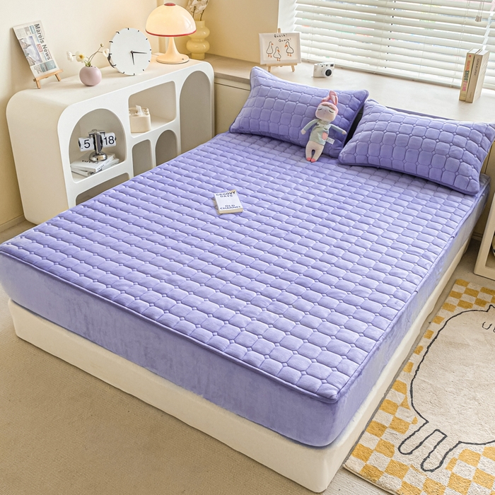 91家纺网 家纺一手货源 找家纺 卡伦家纺  2025新款A类牛奶绒大豆纤维抗菌夹棉床笠 高贵紫