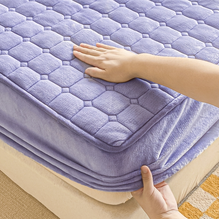 91家纺网 家纺一手货源 找家纺 卡伦家纺  2025新款A类牛奶绒大豆纤维抗菌夹棉床笠 高贵紫