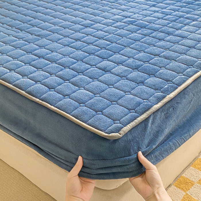 91家纺网 家纺一手货源 找家纺 卡伦家纺  2025新款A类牛奶绒大豆纤维抗菌夹棉床笠 宝石蓝