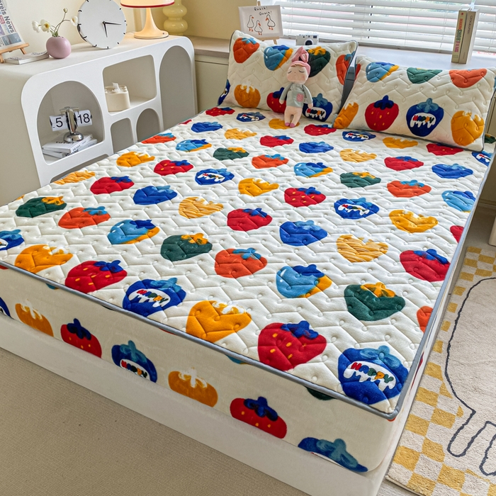 91家纺网 家纺一手货源 找家纺 卡伦家纺  2025新款A类牛奶绒大豆纤维抗菌夹棉床笠 草莓之恋