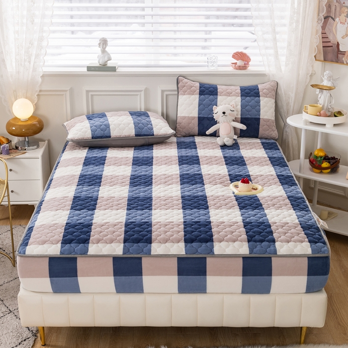 91家纺网 家纺一手货源 找家纺 卡伦家纺  2025新款A类牛奶绒大豆纤维抗菌夹棉床笠 蓝大格