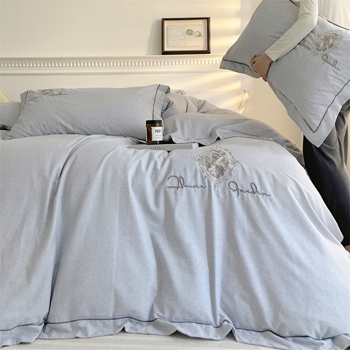 91家纺网 家纺一手货源 找家纺 艾莱家纺 2023新款A类新疆长绒棉加厚柔顺磨毛四件套 维特利-浅灰