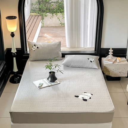 91家纺网 家纺一手货源 找家纺 三味舒屋 2024新款熊猫毛巾绣夹棉床笠 爬爬熊-灰