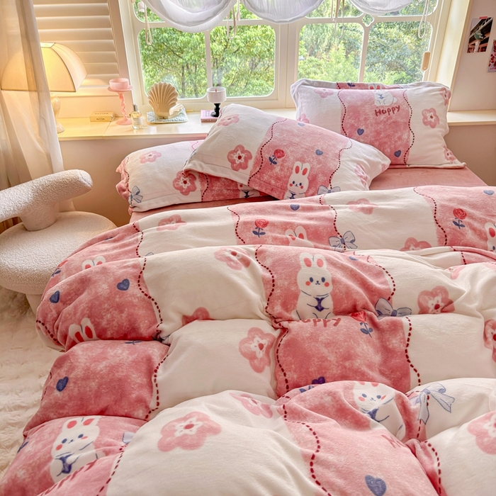 91家纺网 家纺一手货源 找家纺 呗旺鹿 2023新款高克重加厚印花牛奶绒四件套直播 兔宝宝