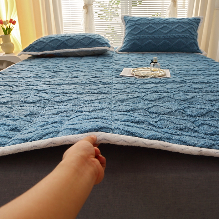 91家纺网 家纺一手货源 找家纺 牛魔王家居 2023新款塔芙绒床垫软床垫可机洗薄垫 蓝色