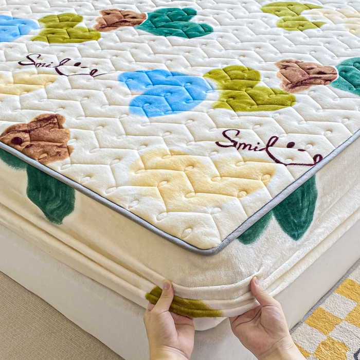 91家纺网 家纺一手货源 找家纺 卡伦家纺  2025新款A类牛奶绒大豆纤维抗菌夹棉床笠 爱心熊