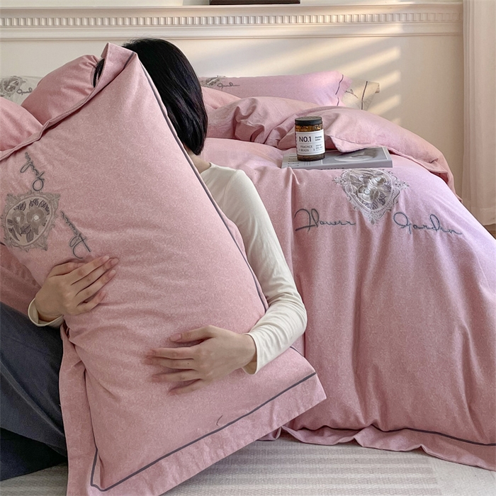 91家纺网 家纺一手货源 找家纺 艾莱家纺 2023新款A类新疆长绒棉加厚柔顺磨毛四件套 维特利-粉色