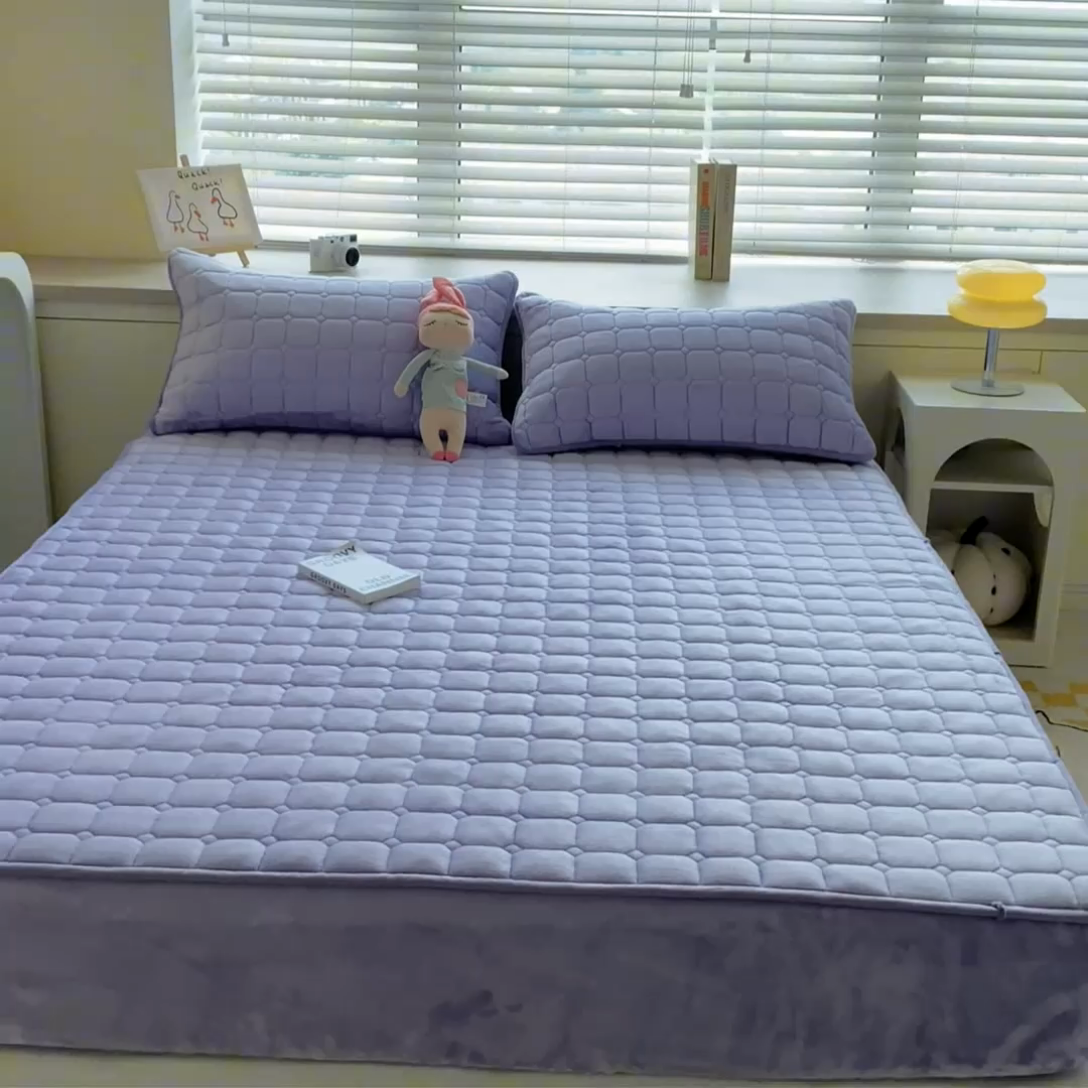 91家纺网 家纺一手货源 找家纺 卡伦家纺  2025新款A类牛奶绒大豆纤维抗菌夹棉床笠 高贵紫