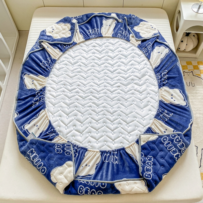 91家纺网 家纺一手货源 找家纺 卡伦家纺  2025新款A类牛奶绒大豆纤维抗菌夹棉床笠 开心乐园