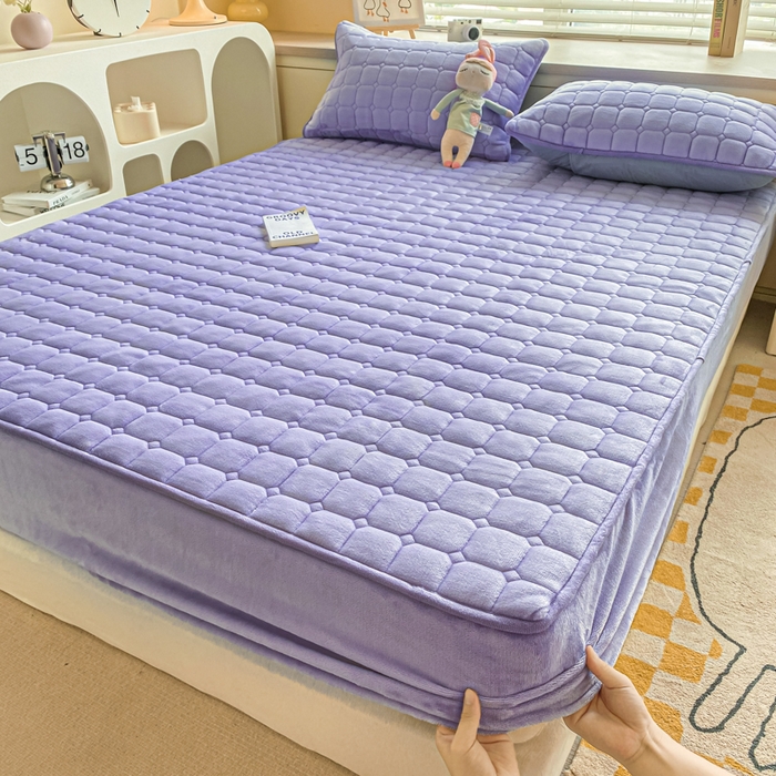 91家纺网 家纺一手货源 找家纺 卡伦家纺  2025新款A类牛奶绒大豆纤维抗菌夹棉床笠 高贵紫