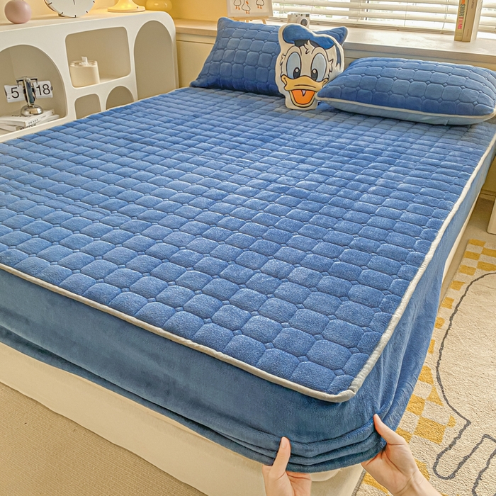 91家纺网 家纺一手货源 找家纺 卡伦家纺  2025新款A类牛奶绒大豆纤维抗菌夹棉床笠 宝石蓝