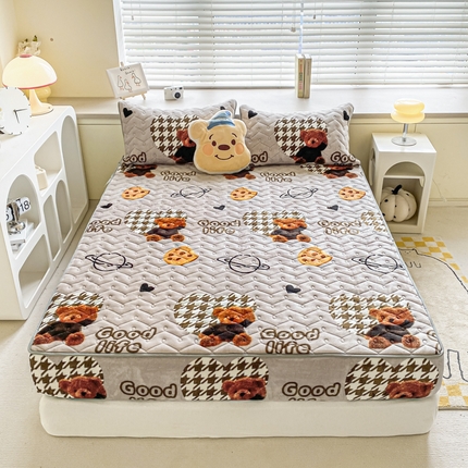 91家纺网 家纺一手货源 找家纺 卡伦家纺  2025新款A类牛奶绒大豆纤维抗菌夹棉床笠 甜心小熊