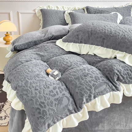 91家纺网 家纺一手货源 找家纺 铠畅家纺 2023新款花边雕花牛奶绒四件套-飘逸系列 飘逸-灰