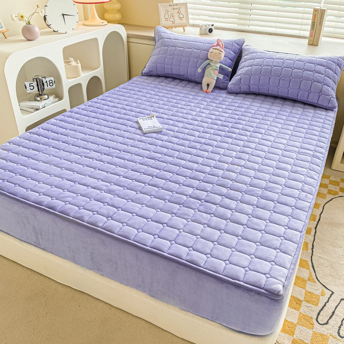 91家纺网 家纺一手货源 找家纺 卡伦家纺  2025新款A类牛奶绒大豆纤维抗菌夹棉床笠 高贵紫