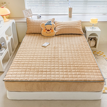 91家纺网 家纺一手货源 找家纺 卡伦家纺  2025新款A类牛奶绒大豆纤维抗菌夹棉床笠 香槟金