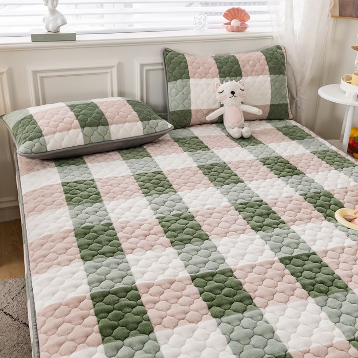 91家纺网 家纺一手货源 找家纺 卡伦家纺  2025新款A类牛奶绒大豆纤维抗菌夹棉床笠 绿大格