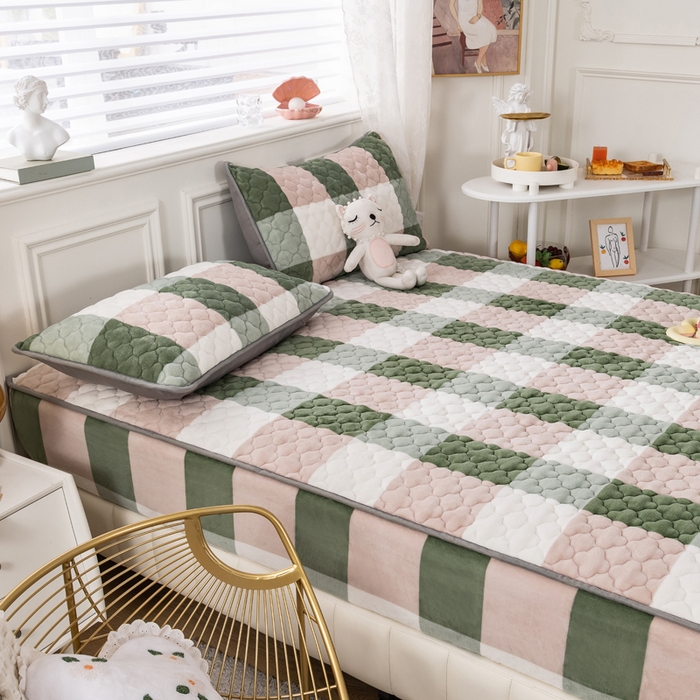 91家纺网 家纺一手货源 找家纺 卡伦家纺  2025新款A类牛奶绒大豆纤维抗菌夹棉床笠 绿大格