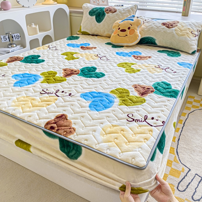 91家纺网 家纺一手货源 找家纺 卡伦家纺  2025新款A类牛奶绒大豆纤维抗菌夹棉床笠 爱心熊