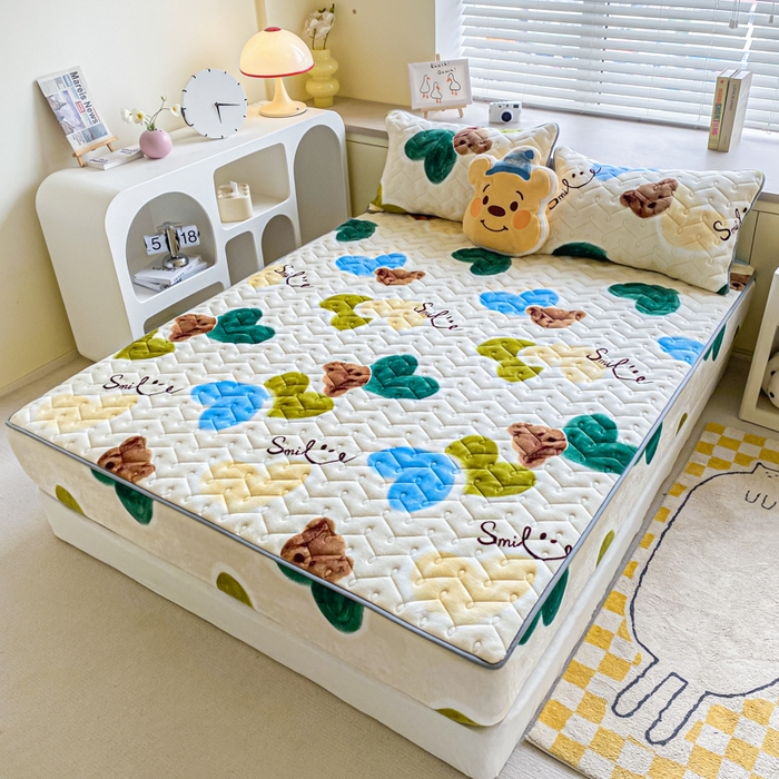 91家纺网 家纺一手货源 找家纺 卡伦家纺  2025新款A类牛奶绒大豆纤维抗菌夹棉床笠 爱心熊