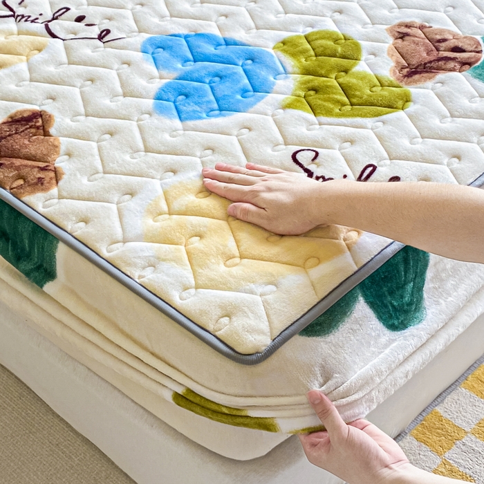 91家纺网 家纺一手货源 找家纺 卡伦家纺  2025新款A类牛奶绒大豆纤维抗菌夹棉床笠 爱心熊