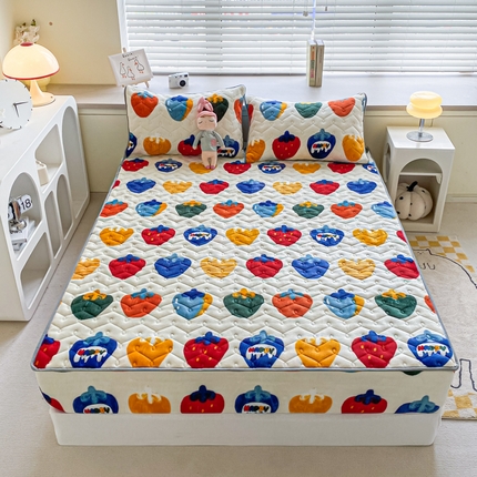 91家纺网 家纺一手货源 找家纺 卡伦家纺  2025新款A类牛奶绒大豆纤维抗菌夹棉床笠 草莓之恋