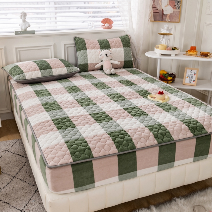 91家纺网 家纺一手货源 找家纺 卡伦家纺  2025新款A类牛奶绒大豆纤维抗菌夹棉床笠 绿大格