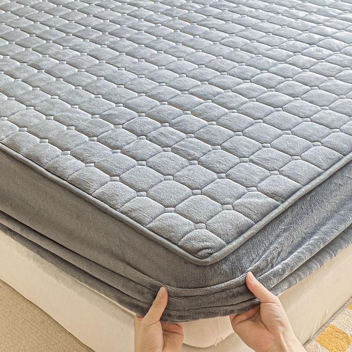 91家纺网 家纺一手货源 找家纺 卡伦家纺  2025新款A类牛奶绒大豆纤维抗菌夹棉床笠 高级灰