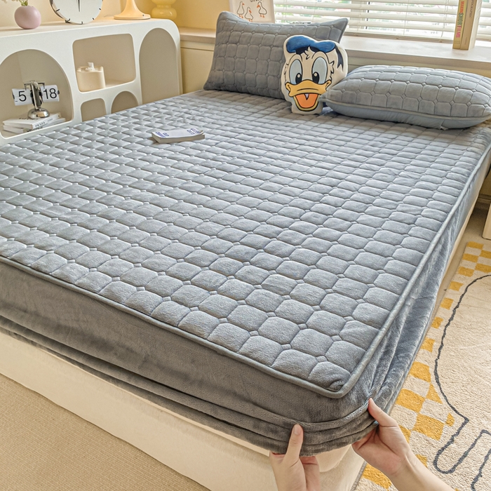 91家纺网 家纺一手货源 找家纺 卡伦家纺  2025新款A类牛奶绒大豆纤维抗菌夹棉床笠 高级灰