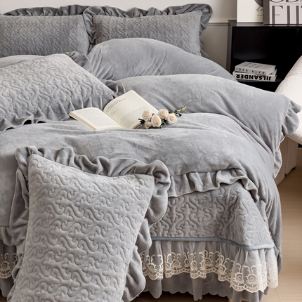 91家纺网 家纺一手货源 找家纺 铠畅家纺 2023新款纯色蕾丝牛奶绒床盖四件套-遇见系列 浅灰