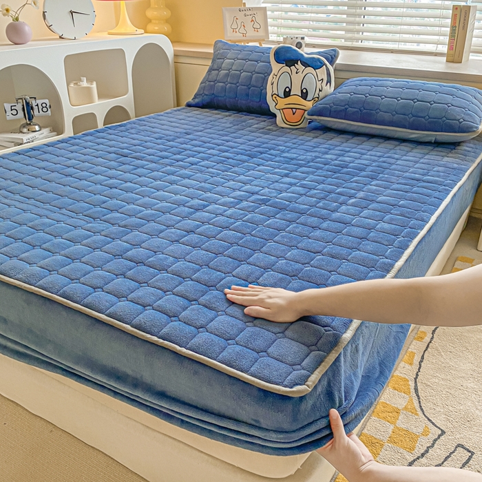 91家纺网 家纺一手货源 找家纺 卡伦家纺  2025新款A类牛奶绒大豆纤维抗菌夹棉床笠 宝石蓝