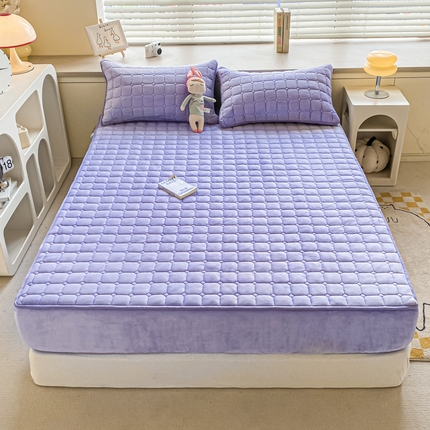 91家纺网 家纺一手货源 找家纺 卡伦家纺  2025新款A类牛奶绒大豆纤维抗菌夹棉床笠 高贵紫