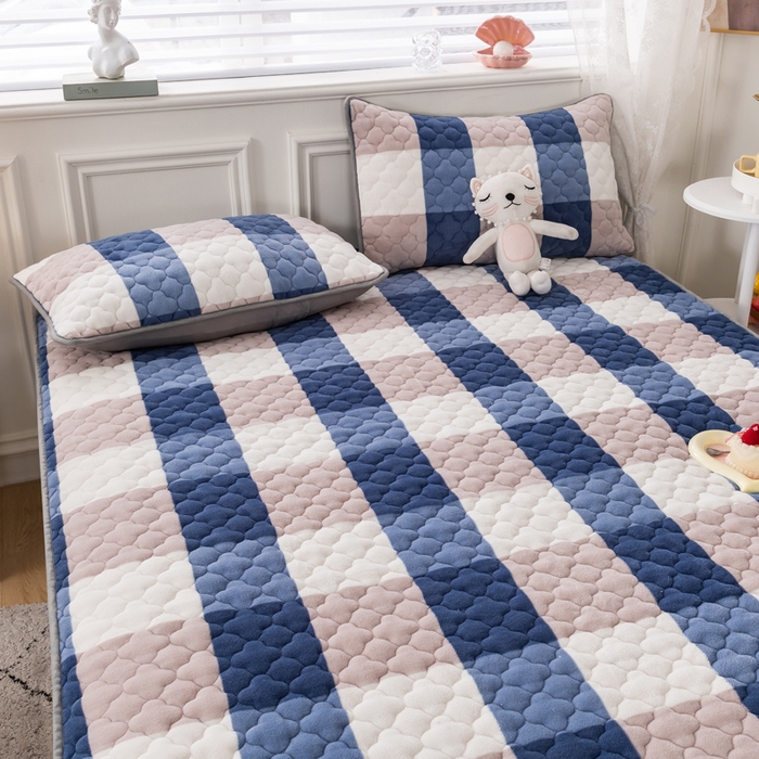 91家纺网 家纺一手货源 找家纺 卡伦家纺  2025新款A类牛奶绒大豆纤维抗菌夹棉床笠 蓝大格