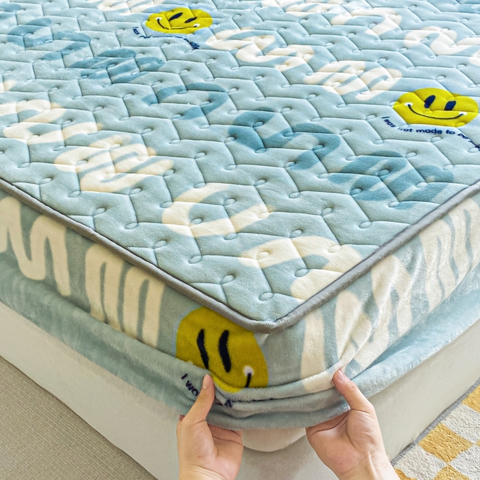 91家纺网 家纺一手货源 找家纺 卡伦家纺  2025新款A类牛奶绒大豆纤维抗菌夹棉床笠 梦想创造家