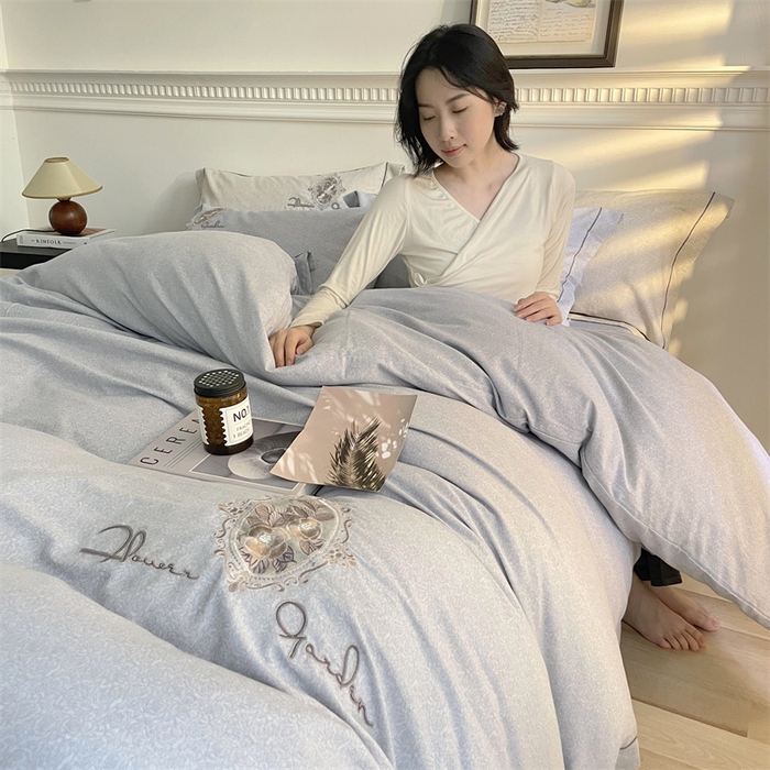 91家纺网 家纺一手货源 找家纺 艾莱家纺 2023新款A类新疆长绒棉加厚柔顺磨毛四件套 维特利-浅灰