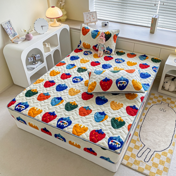 91家纺网 家纺一手货源 找家纺 卡伦家纺  2025新款A类牛奶绒大豆纤维抗菌夹棉床笠 草莓之恋