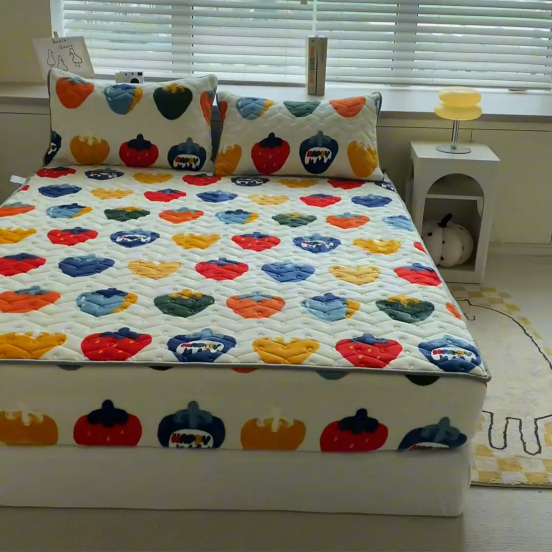 91家纺网 家纺一手货源 找家纺 卡伦家纺  2025新款A类牛奶绒大豆纤维抗菌夹棉床笠 草莓之恋