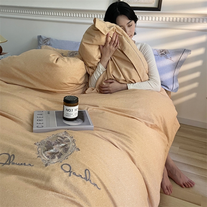 91家纺网 家纺一手货源 找家纺 艾莱家纺 2023新款A类新疆长绒棉加厚柔顺磨毛四件套 维特利-浅桔